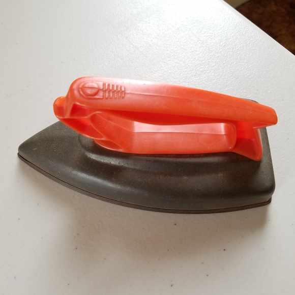 Vintage Wolverine Toy Iron- Metal/Plastic - Picture 2 of 4